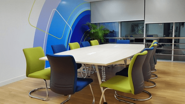 Trang trí phòng họp theo màu sắc nhận diện thương hiệu công ty